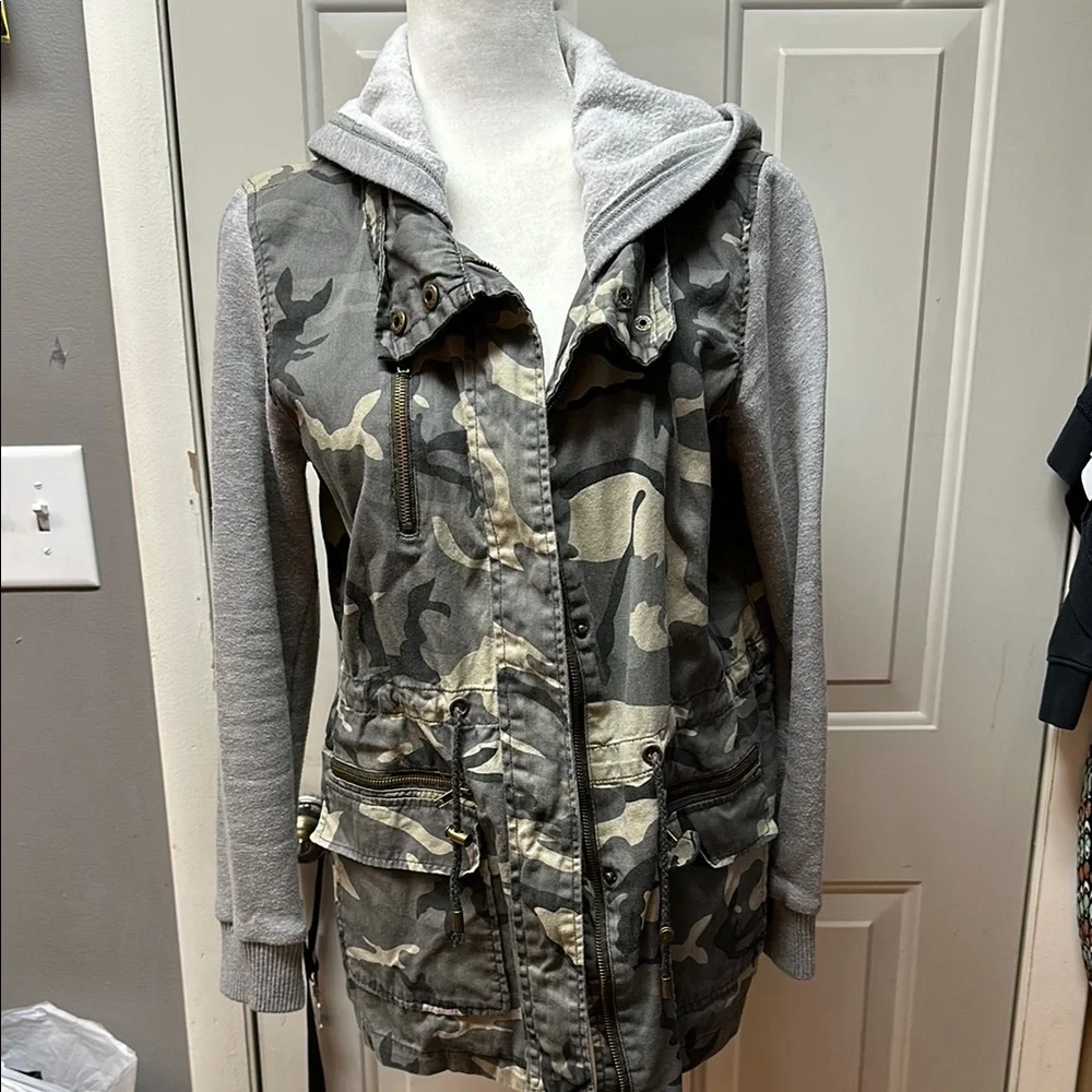 🎉HP🎉 Forever 21 Camo Utility Jacket with Grey Sleeves - Picture 1 of 6